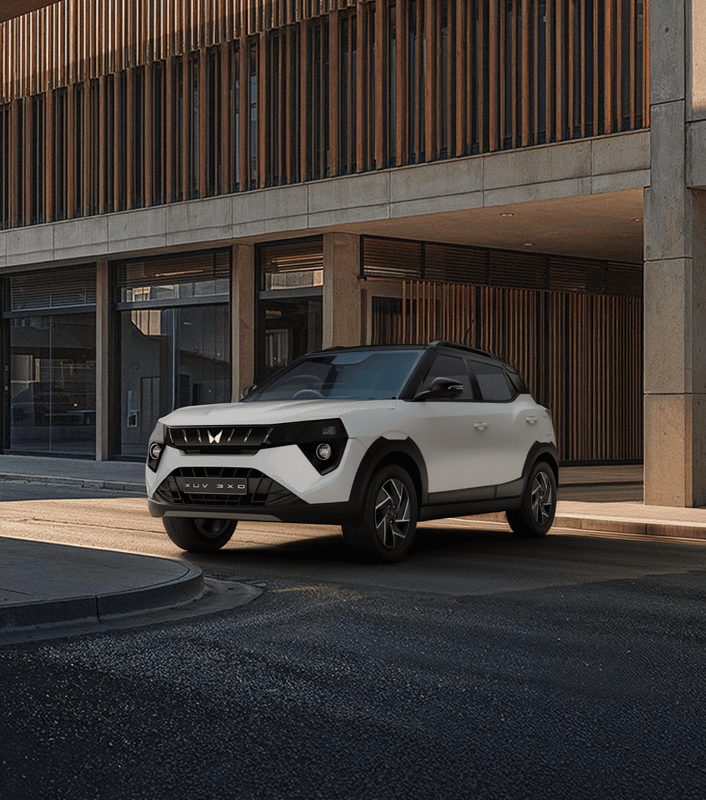 XUV 3XO Everest White Black