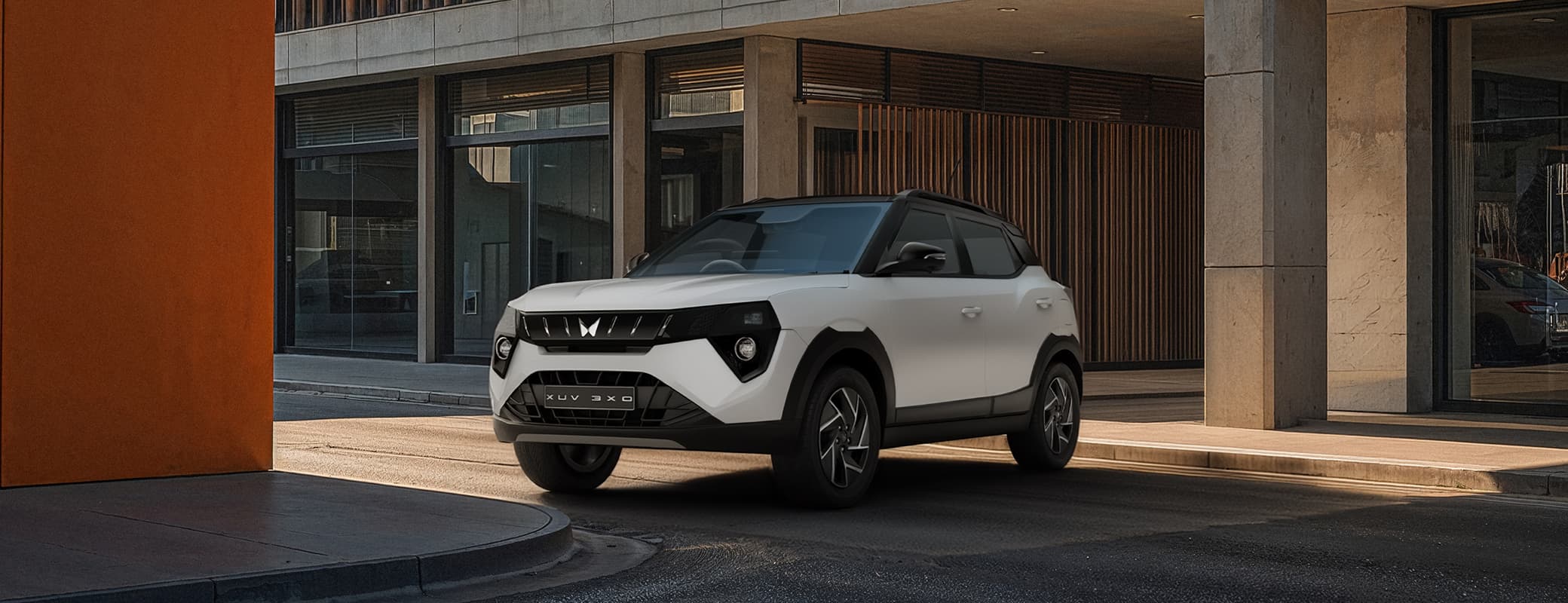 XUV 3XO Everest White Black