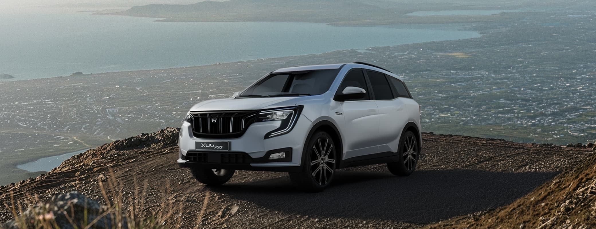 XUV700 Everest White