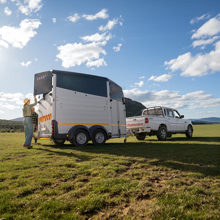 Mahindra Pik Up Double Cab towing